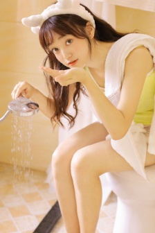 没戴奶罩两个乳头突出来